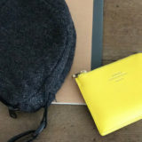 黄色の軽量財布とノートとバッグ