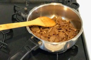活力鍋で残り汁でコンニャクとしめじを煮詰めて完成