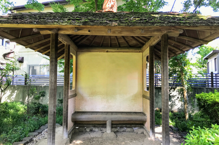山本有三記念館の庭にあった東屋