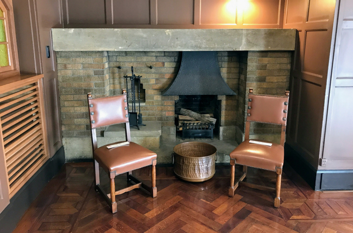山本有三記念館の1Fの暖炉の一つと椅子２脚