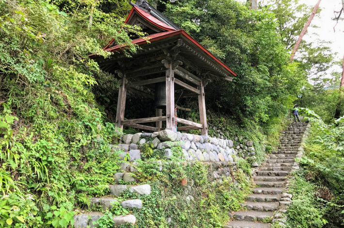 寒山寺へ石の階段で登る途中の鐘