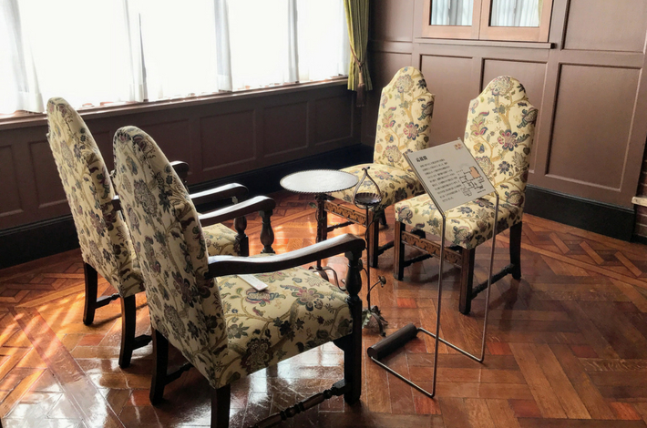 山本有三記念館の1F　リビングの椅子4脚