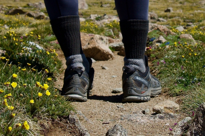 ローカットの登山靴を履いた女性