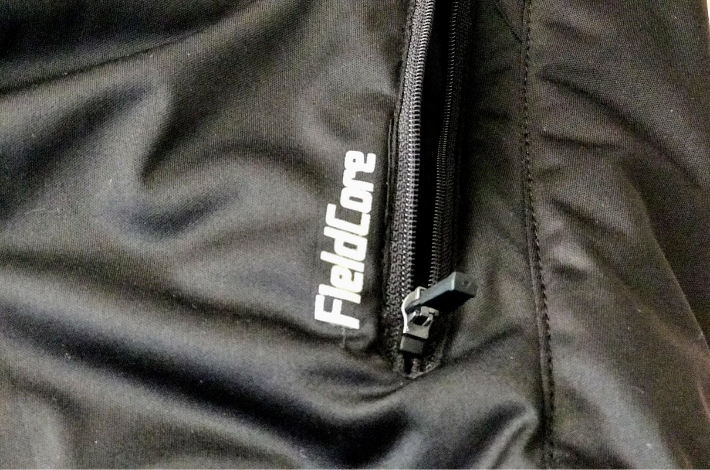 ワークマンプラス フィールドコア　エアロストレッチ クライミングパンツの前面のポケットとロゴ
